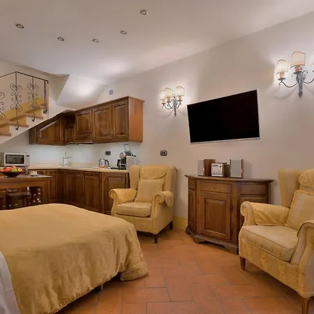 Aparthotel First Of 3*